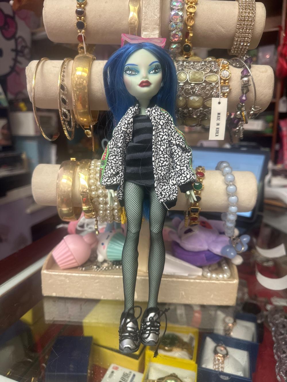 Monster High Ghoulia Yelps Doll Blue Hair Fishnet Look