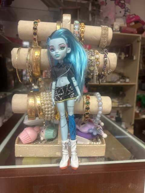Monster High Frankie Stein Doll Blue Hair Mismatched Legs