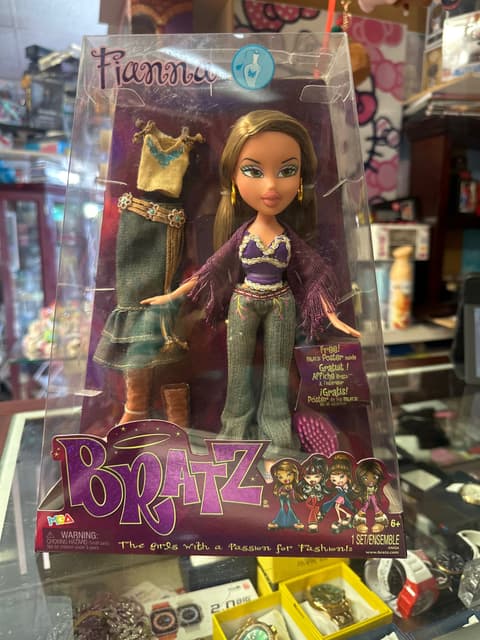 Bratz Fianna Doll with Fashion Pack, NIB